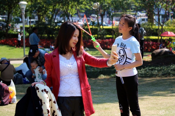 一位女生穿上夏装在公园玩耍