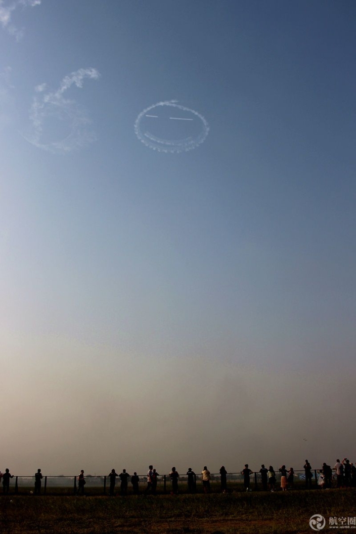 2017郑州航展上特技飞行员在天空画出巨大的笑脸