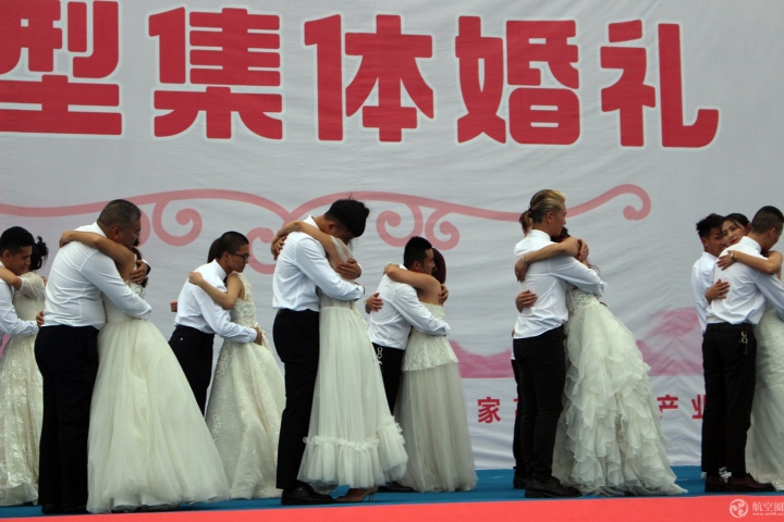 2019四川航展举行集体婚礼 70对新人祝福新中国70周年