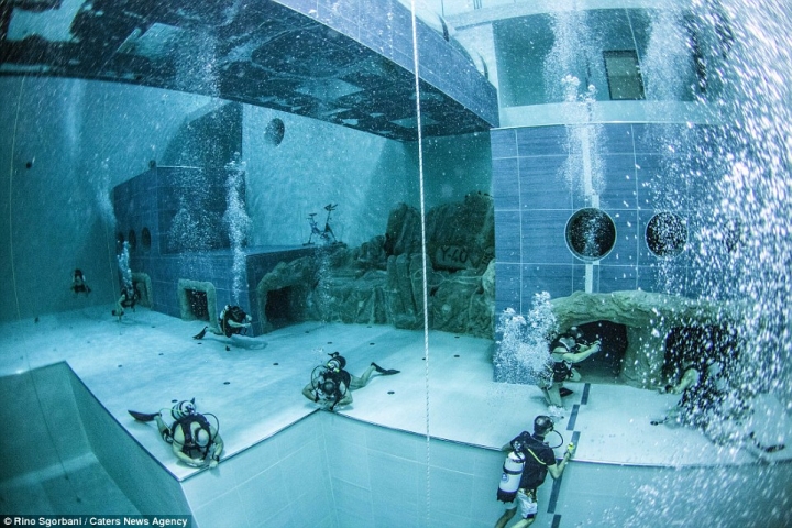 世界最深泳池 Y-40。BY/Rino Sgorbani