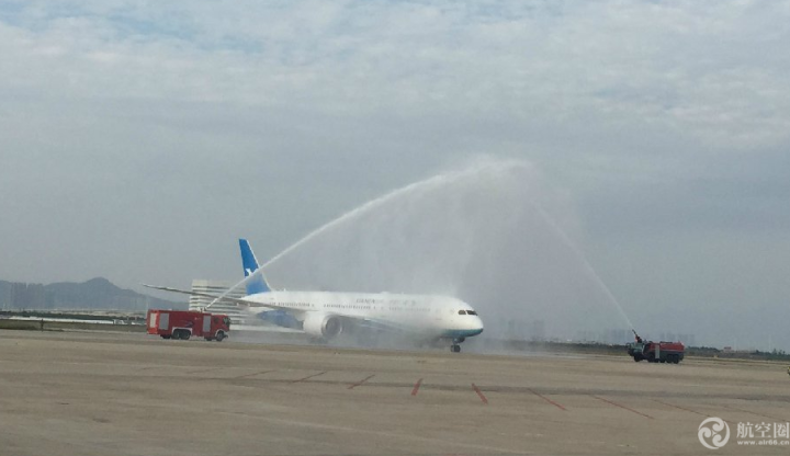 12月8日下午，厦门航空首架波音787-9梦想飞机飞抵厦门高崎国际机场