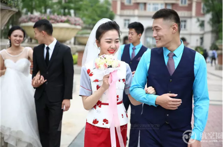 准空姐、空少别出心裁，穿着婚纱拍另类毕业照。