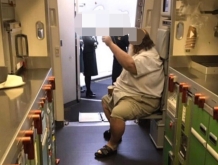 外国男称身体不适让空姐帮助上飞机厕所 竟让空姐帮擦屁股