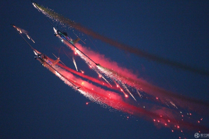 10月2日傍晚，英国空中焰火特技飞行表演队在2019四川航展上进行焰火特技飞行。