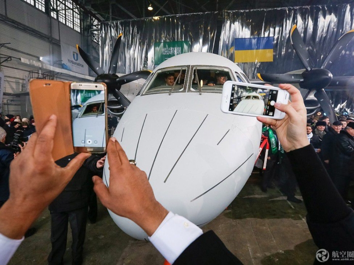 12月20日，乌克兰基辅安东诺夫飞机制造厂举行An-132D型轻型螺旋桨运输机下线仪式