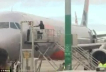 乘客晚到错过航班后闯关冲进停机坪爬上另一架飞机