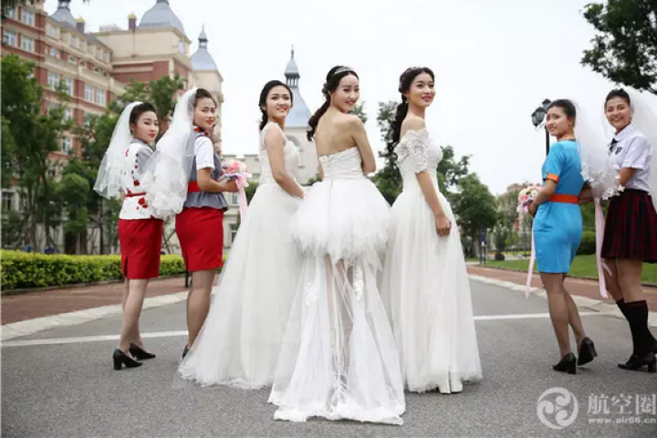 准空姐、空少别出心裁，穿着婚纱拍另类毕业照。