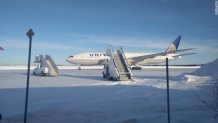 有人生病航班中途降落 舱门又冻坏 乘客困寒冷机上16小时