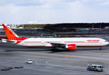 印度航空一空姐关波音777舱门时掉下飞机  严重受伤