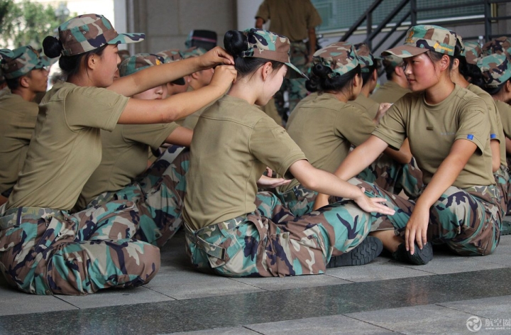 “四川最美大学”2018新生冒酷暑军训已3周，吃饭也列队