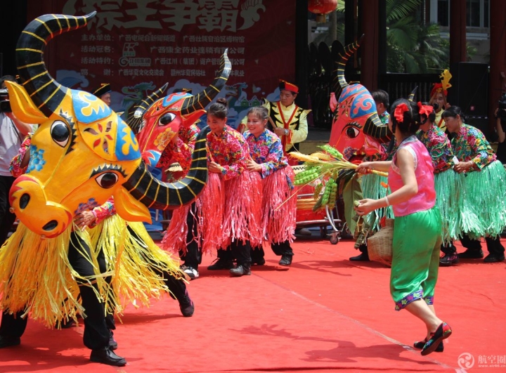 端午节广西博物馆民族文物苑举行“粽王争霸”赛，除了粽子争霸，还举行民俗体验和文艺表演。