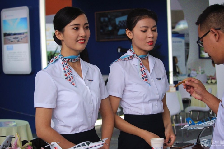 中国民航飞行学院准空姐亮相四川航展