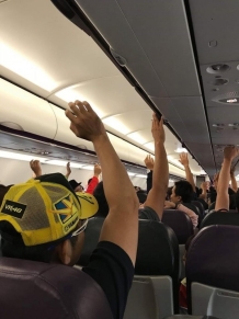日本飞台湾航班落地不让旅客下机又飞回 旅客抗议 小孩饿哭