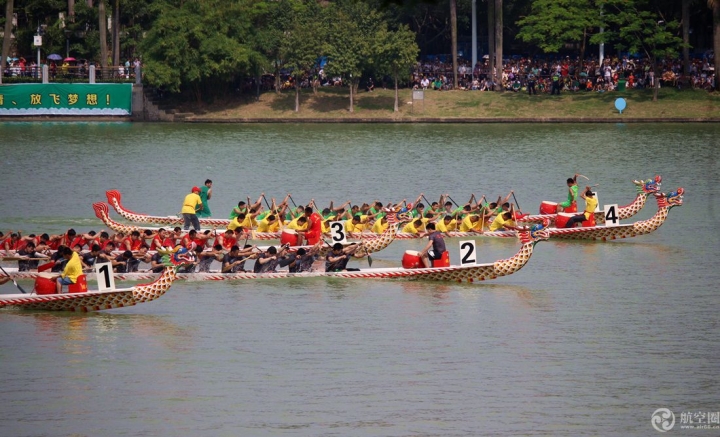 端午节第十三届中国—东盟国际龙舟邀请赛在南宁市南湖公园水域举行