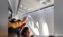 印度客机遇乱流摇晃10多分钟 窗框脱落 女乘客吓哭