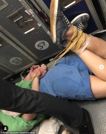 男子乘俄罗斯航班喝醉大闹机舱 空姐拿胶带将其五花大绑