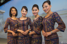 新加坡航空空姐在接受A350XWB宽体飞机现场