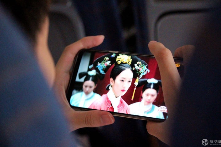 8月27日，四川航空南宁至成都的航班上，一位乘客登机后就开始用手机追剧，观看《如懿传》。