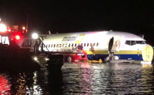 美国一架波音737飞机冲入河中 机上140多人全部安全获救
