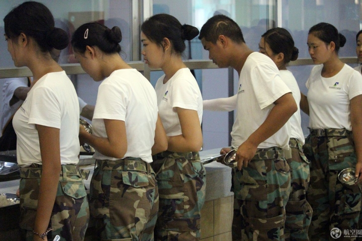 “四川最美大学”2018新生冒酷暑军训已3周，吃饭也列队