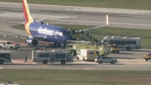美国一架波音737飞机降落时出现故障爆胎 旅客机场中间撤离