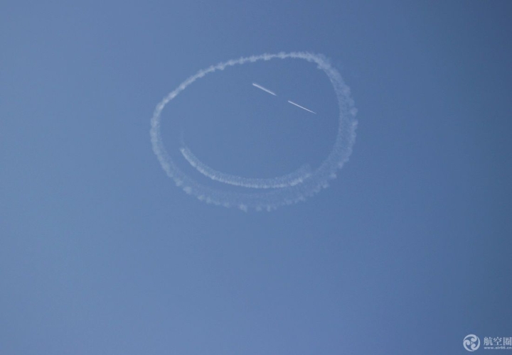2017郑州航展上特技飞行员在天空画出巨大的笑脸