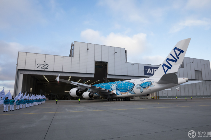 全日空（ANA）首架空中客车A380客机已从德国汉堡的空中客车喷漆厂出厂，这架飞机机身上漆有独特的夏威夷绿色海龟涂装。