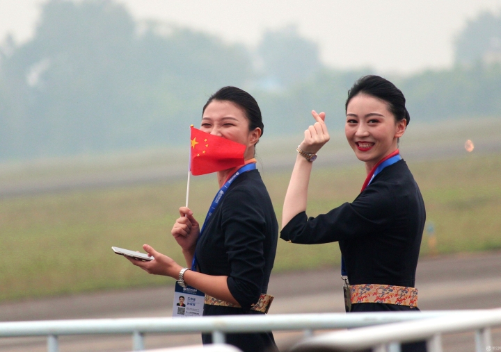中国国产喷气式支线飞机ARJ21亮相四川航展并进行展示飞行
