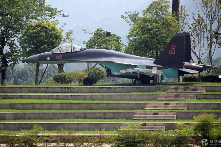 “四川最美大学”2018新生冒酷暑军训已3周，吃饭也列队