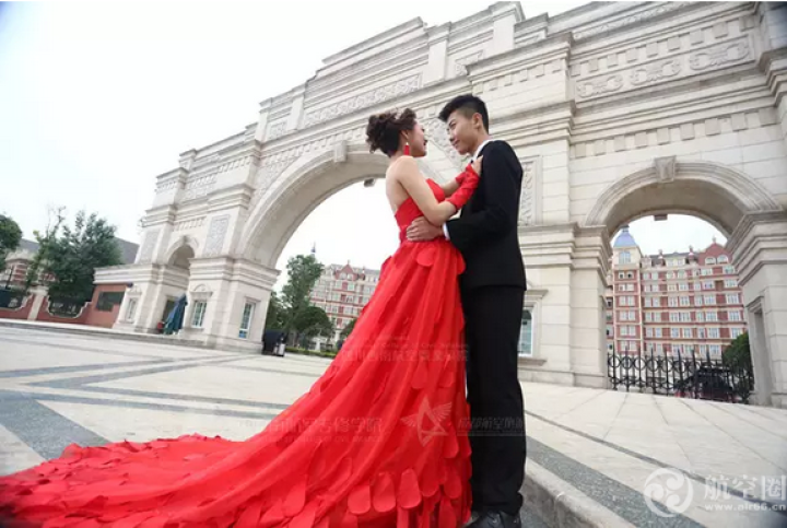 准空姐、空少别出心裁，穿着婚纱拍另类毕业照。