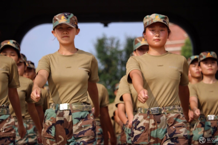 “四川最美大学”2018新生冒酷暑军训已3周，吃饭也列队