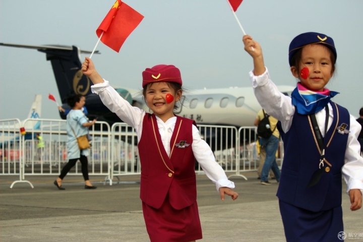 国庆节小朋友携国旗穿制服扮空姐逛四川航展