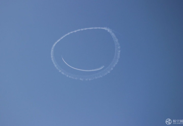 2017郑州航展上特技飞行员在天空画出巨大的笑脸