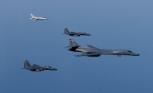 美军B-1B轰炸机在韩国上空模拟射击训练