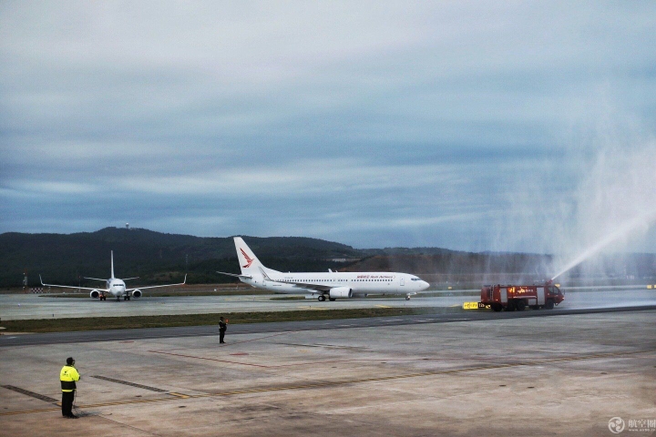 5月15日，瑞丽航空新引进的两架波音B737-800型飞机先后降落在昆明长水国际机场
