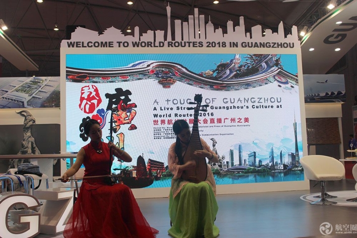 广东机场集团展区美女演奏，广州是2018世界航线发展大会举办地。