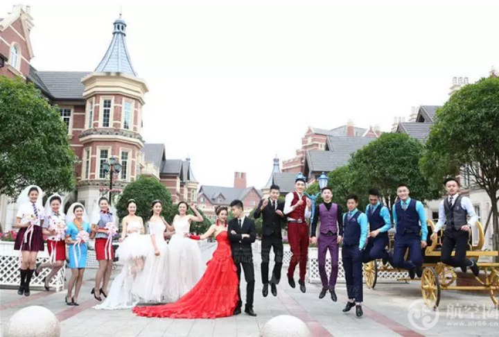 准空姐、空少别出心裁，穿着婚纱拍另类毕业照。