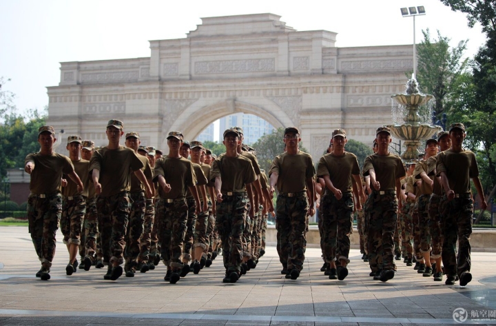 “四川最美大学”2018新生冒酷暑军训已3周，吃饭也列队