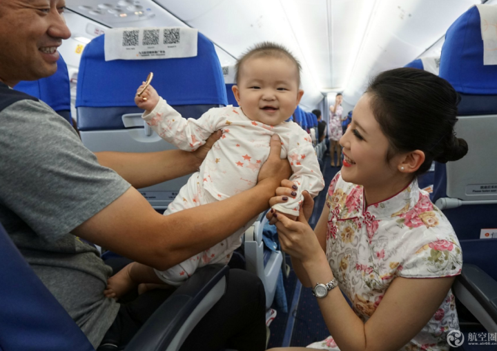 9月14-15日中秋节之际，九元航空部分航班的空姐们穿起了旗袍装迎客。