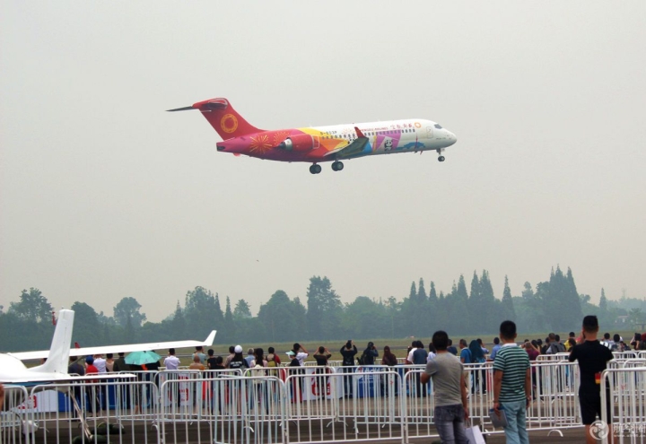 中国国产喷气式支线飞机ARJ21亮相四川航展并进行展示飞行