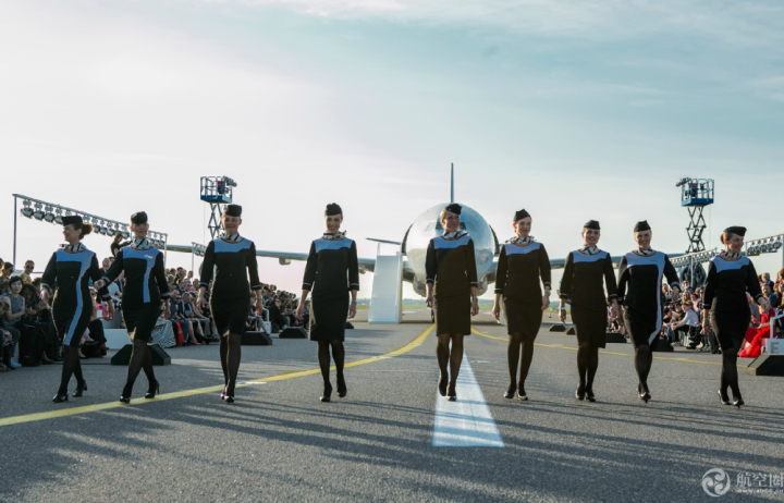 赫尔辛基机场跑道上举行时装秀