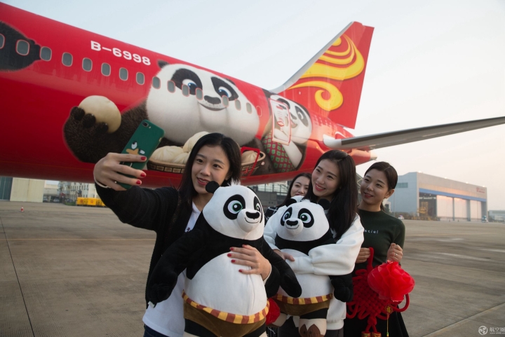 海南航空第二架“功夫熊猫”涂装飞机在腊月二十九（1月26日）亮相海口美兰国际机场