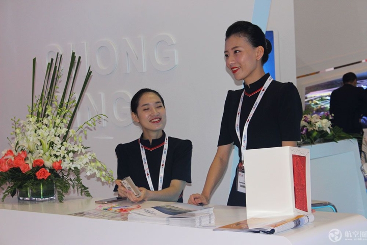 重庆江北机场展区，2位美女遇到高兴事了