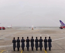 长沙机场举行“过水门”仪式 迎接首架湖南航空涂装飞机