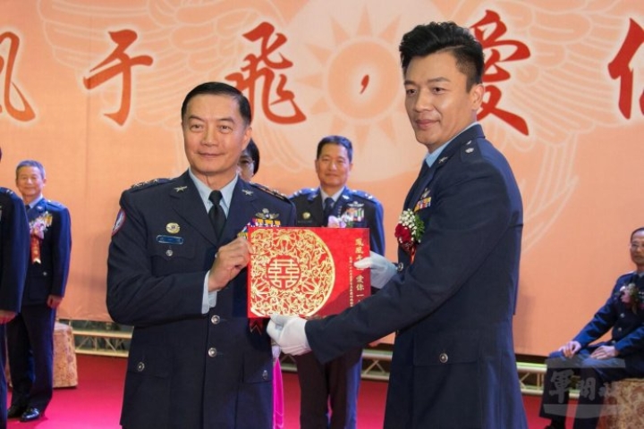 台湾地区空军部门 10月21日在嘉义基地举行“凤凰于飞、爱你一起”官兵集体婚礼