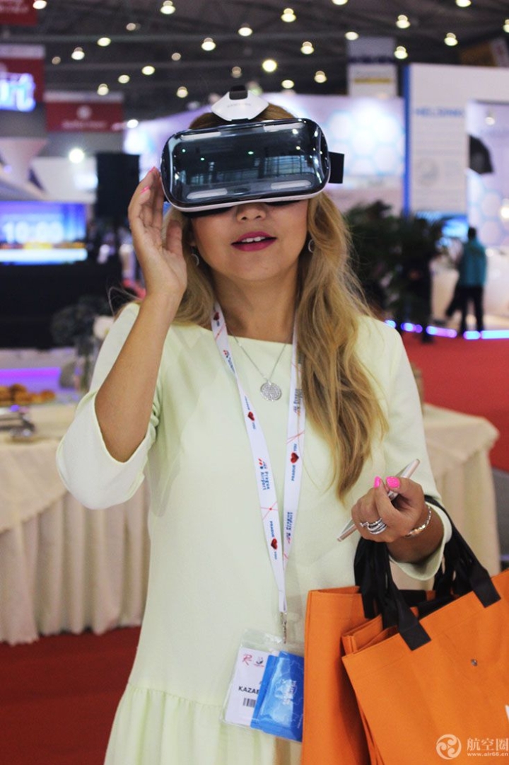 美女体验巴塞罗那机场的VR