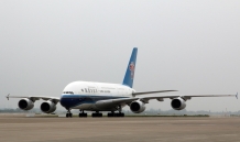 全球最大客机空客A380首次降落郑州机场