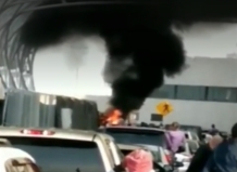 美国亚特兰大机场一辆汽车起火浓烟滚滚 周边交通受阻