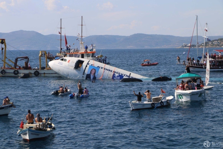 土耳其近日将一架退役的空中客车A300客机沉入度假胜地爱琴海库萨达斯海湾