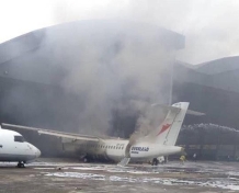 尼日利亚一飞机在机场机库例行维修时着火烧毁